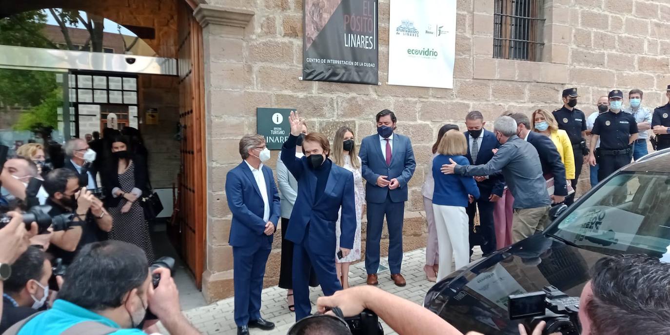 Imagen principal - Rapahel saluda a las autoridades y al público que le esperaba a la llegada a El Pósito. 