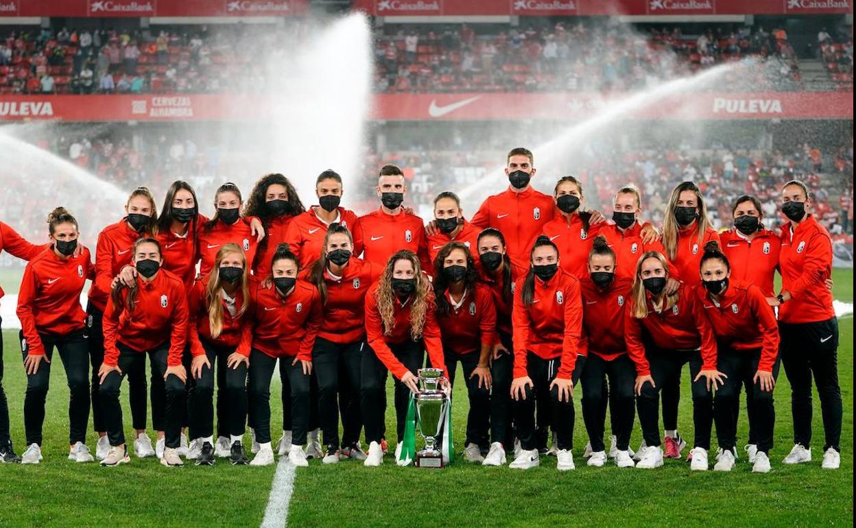 Las rojiblancas posan con la Copa de Andalucía lograda este verano. 