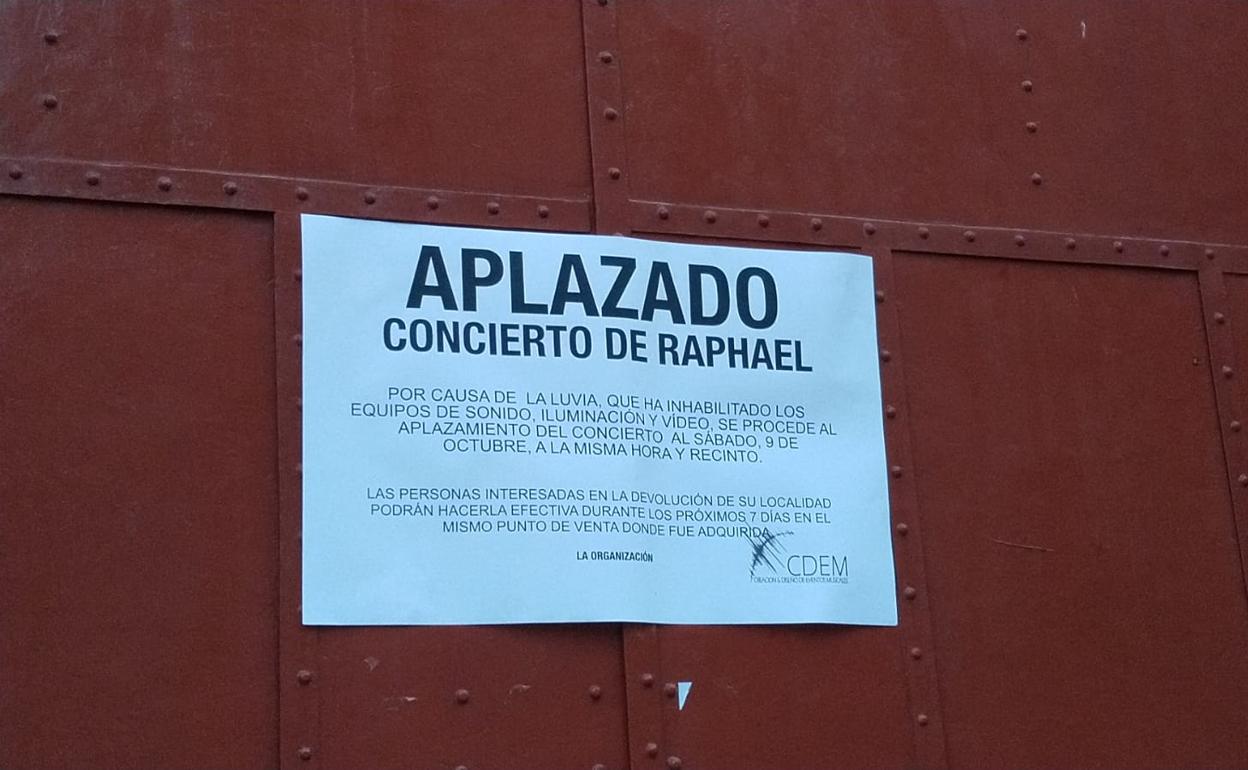 Cartel que anuncia el aplazamiento del concierto.