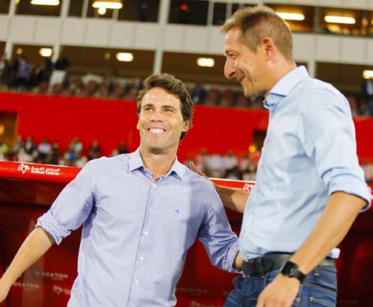 Rubi sonríe en el saludo inicial con Ramis. 