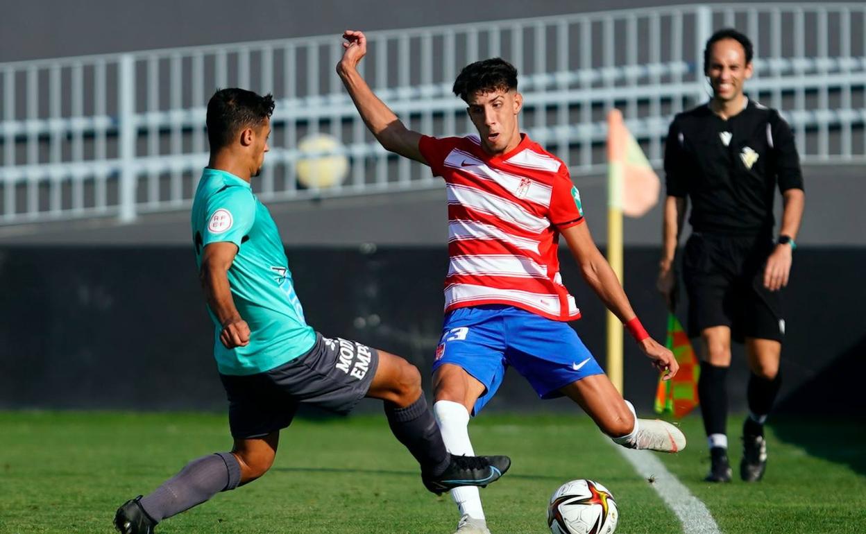 Diego López intenta progresar por su banda ante la presión de un rival. 