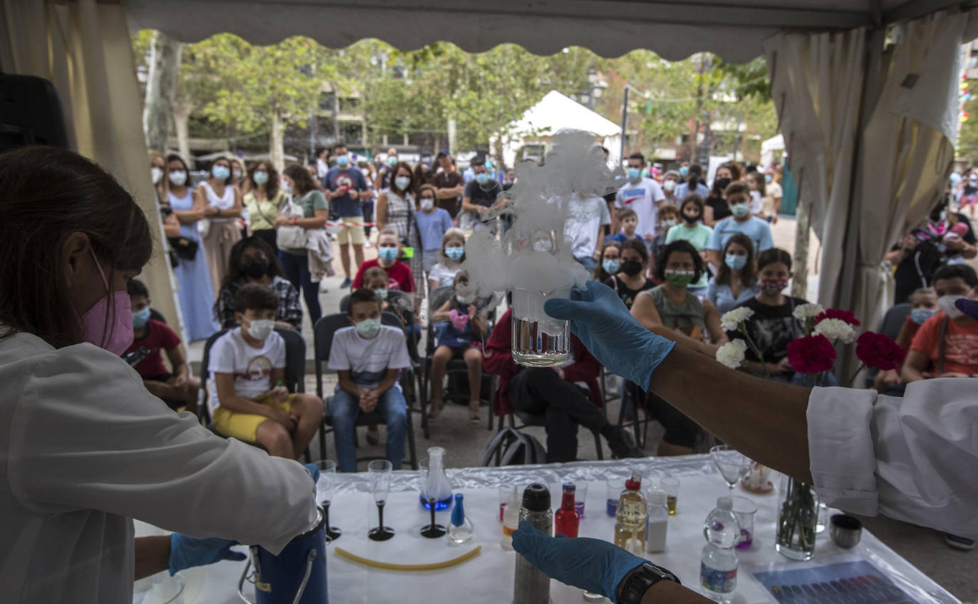 Un grupo de niños sigue el experimento de Purificación Sánchez. 