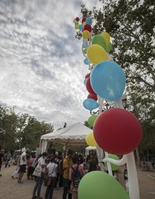 Imagen secundaria 2 - José Miguel y Nora se enfrentan a un juego de inteligencia; los niños aprenden por qué es importante lavarse las manos; y cadena de ADN colocada en mitad del Salón. 
