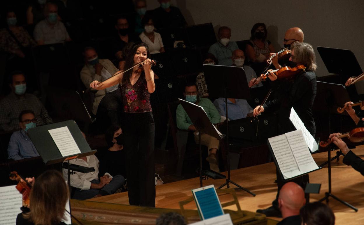 Lina Tur Bonet y parte de la orquesta, en un momento del concierto.