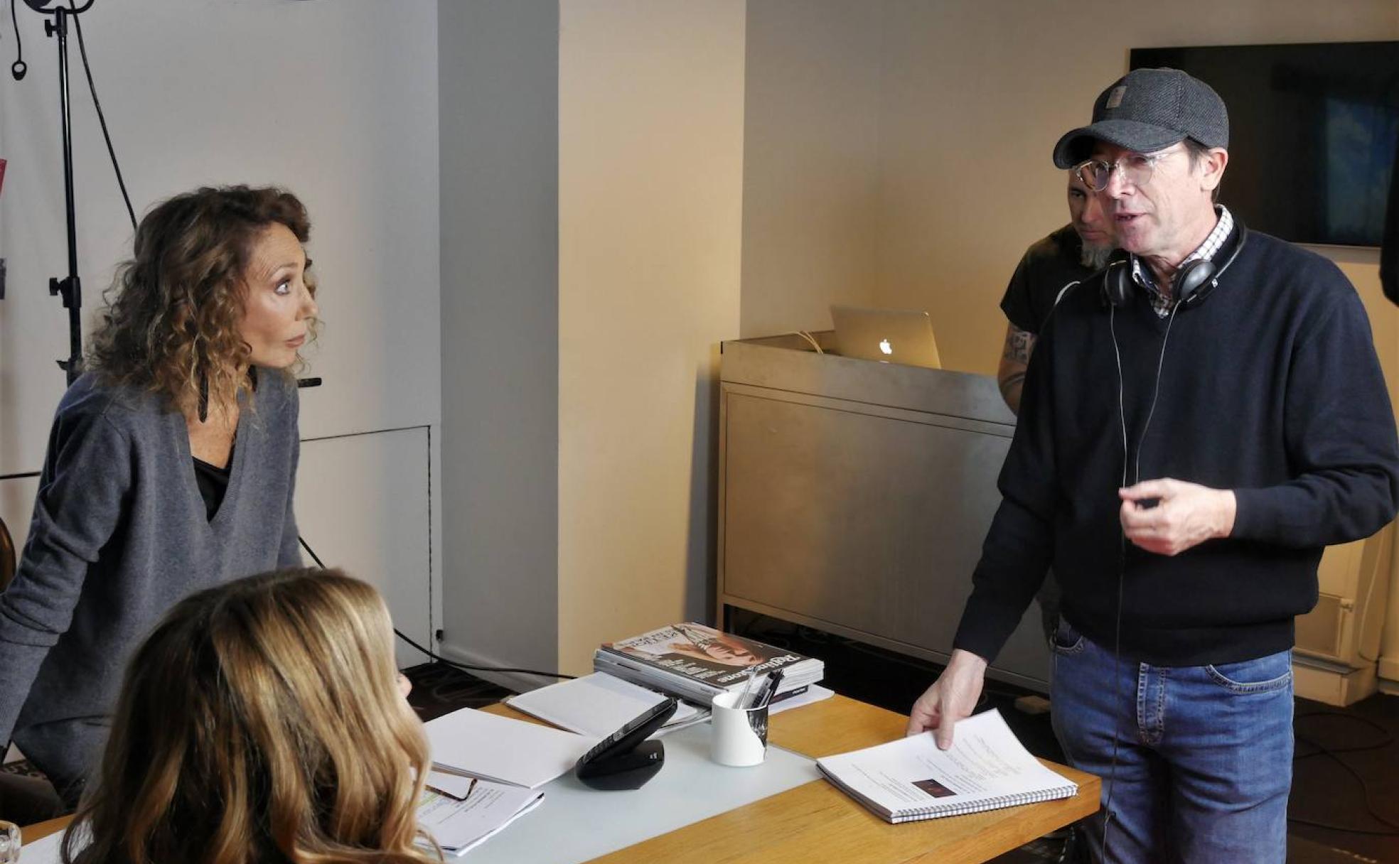 El director Emilio Ruiz Barrachina, durante el rodaje de 'Broken Poet', en New York, con Marisa Berenson. 