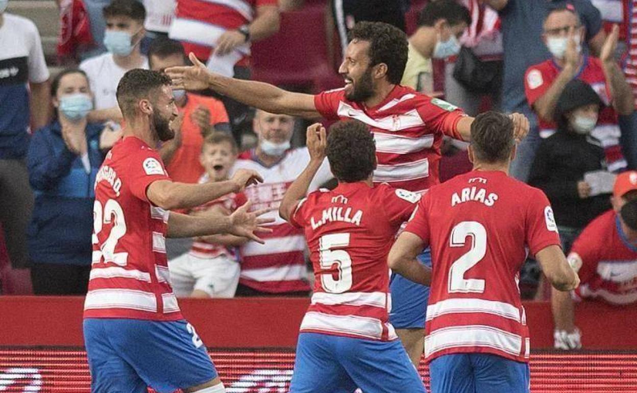 Germán, uno de los capitanes del equipo, celebra con sus compañeros y con la afición su gol ante la Real Sociedad. 