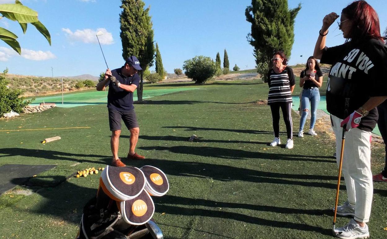 Miguel Ángel, policía jubilado, enseña la técnica del lanzamiento a unos alumnos.