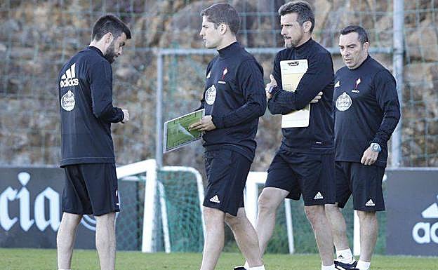 Robert Moreno prepara un ejercicio en su época con Unzué. 