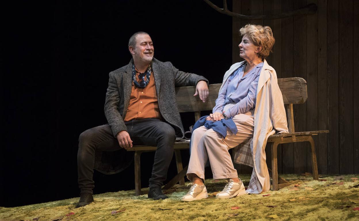 Momento de la representación a cargo de Santiago Molero e Isabel Ordaz.