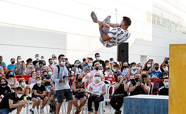 Uno de los participantes realizando un salto en los aldeaños del Centro Comercial Torrecárdenas.