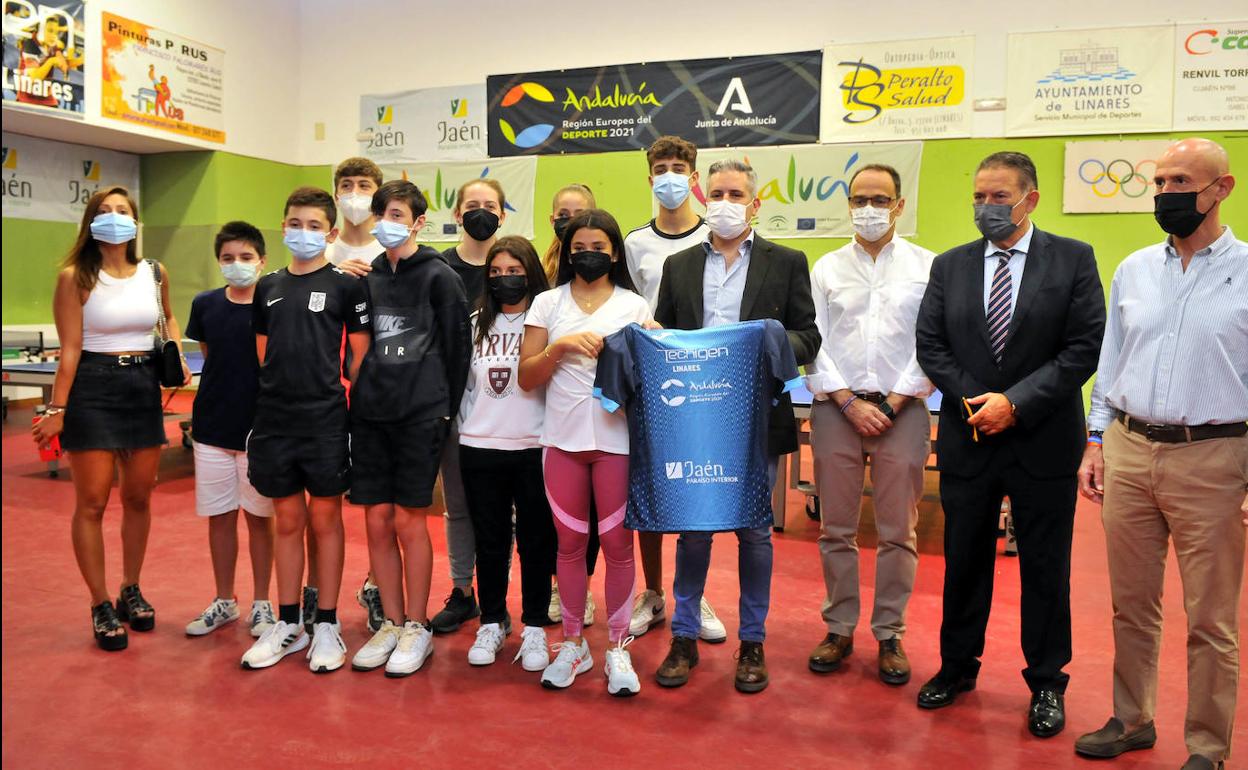 Los jóvenes deportistas del tenis de mesa, junto con autoridades, directivos del club y del instituto. 