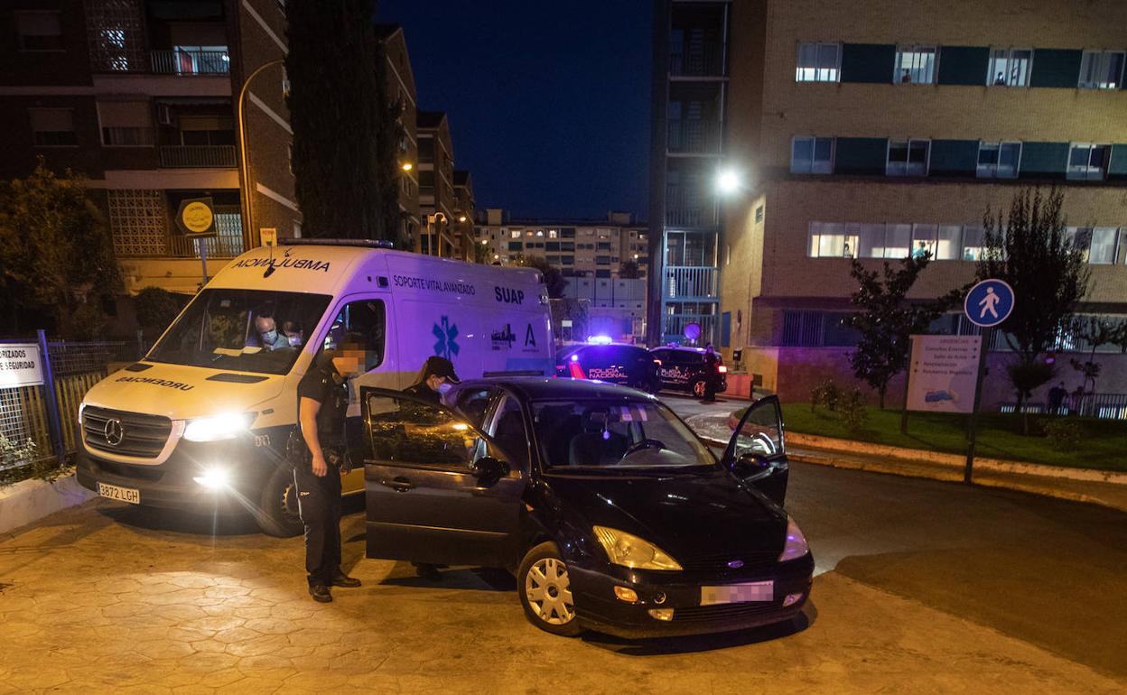 Policías nacionales inspeccionaron la noche del domingo el vehículo utilizado por unos particulares para trasladar al herido más grave. 