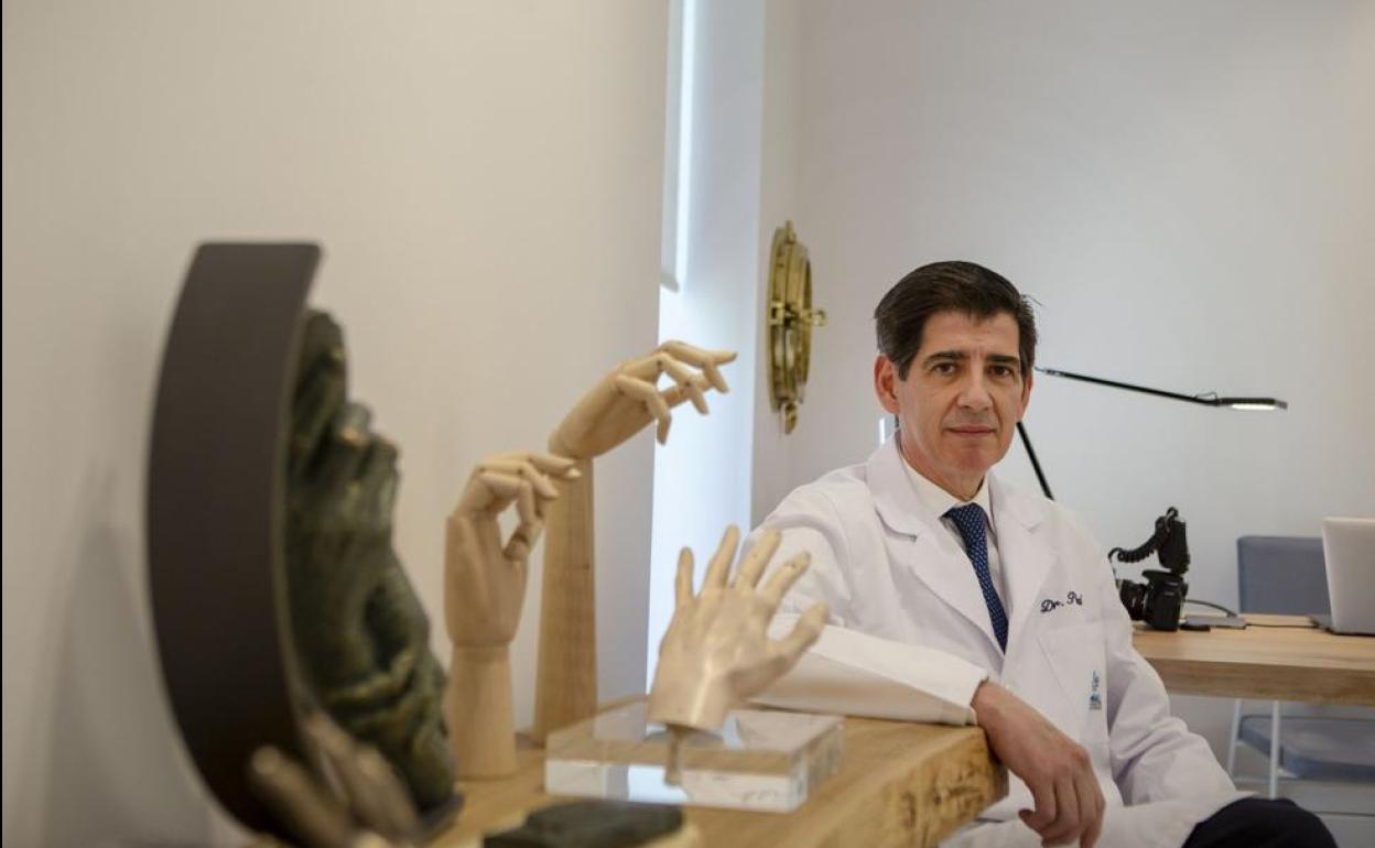 El doctor Francisco del Piñal, considerado uno de los mejores cirujanos de la mano del mundo.