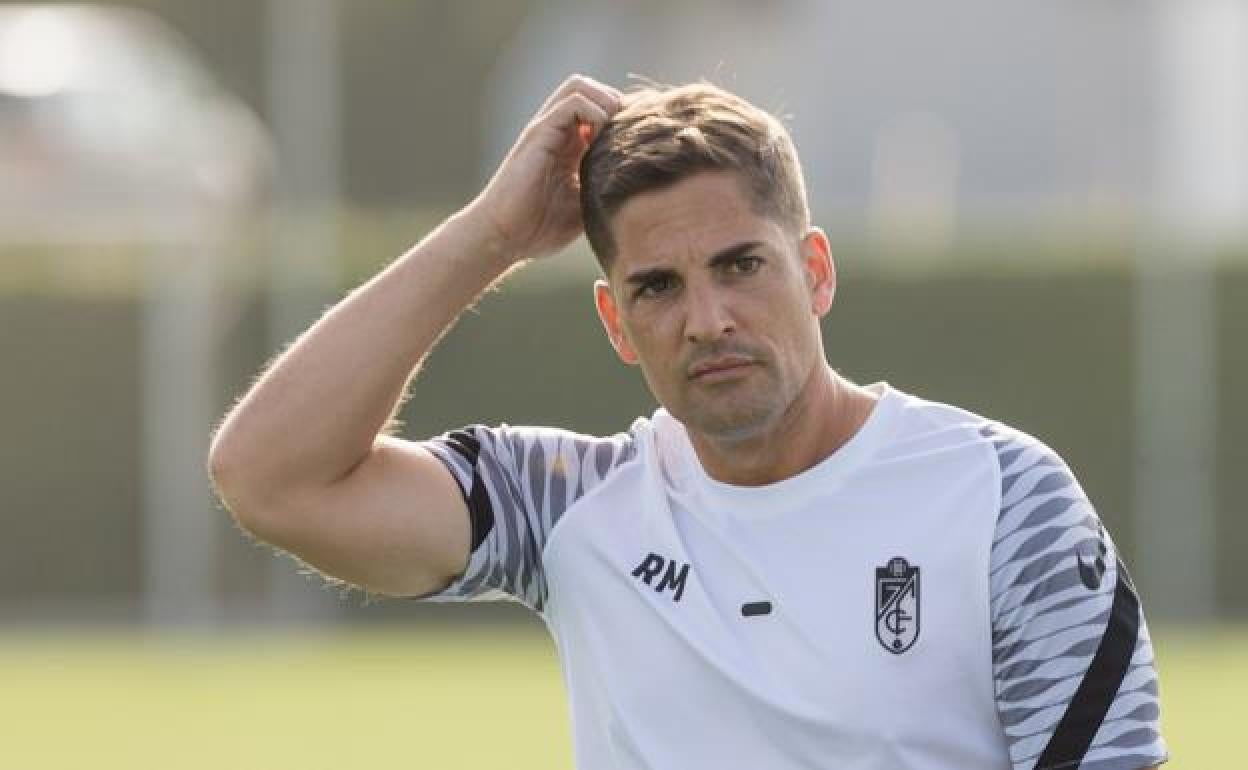 Robert Moreno se rasca la cabeza durante un entrenamiento anterior. 