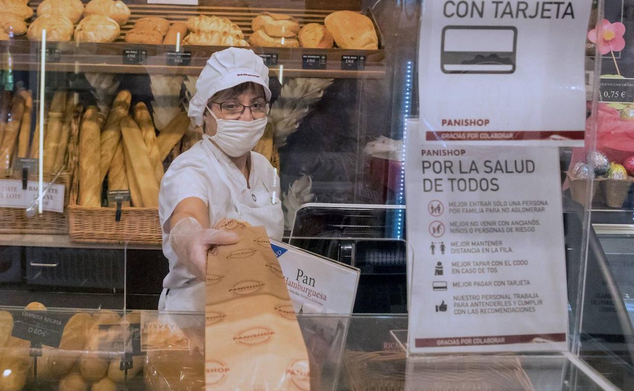 Una panadera en su local de Zaragoza. 
