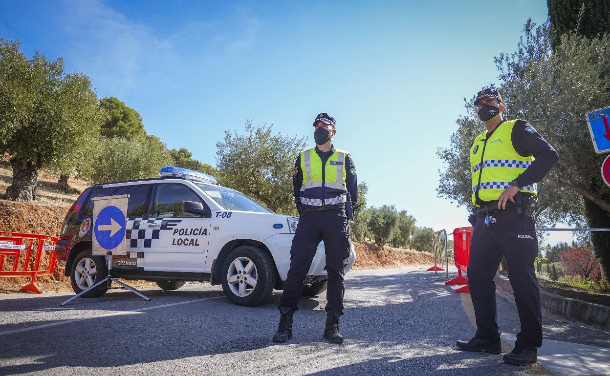 Policía Local de Granada y Guardia Civil han actuado en el accidente.