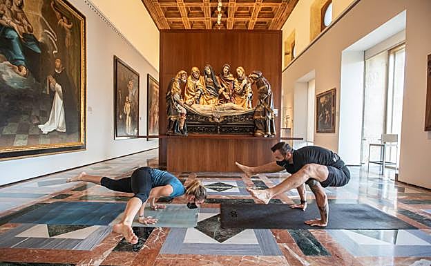 Anna y Janust, monitores, antes de empezar las clases. 