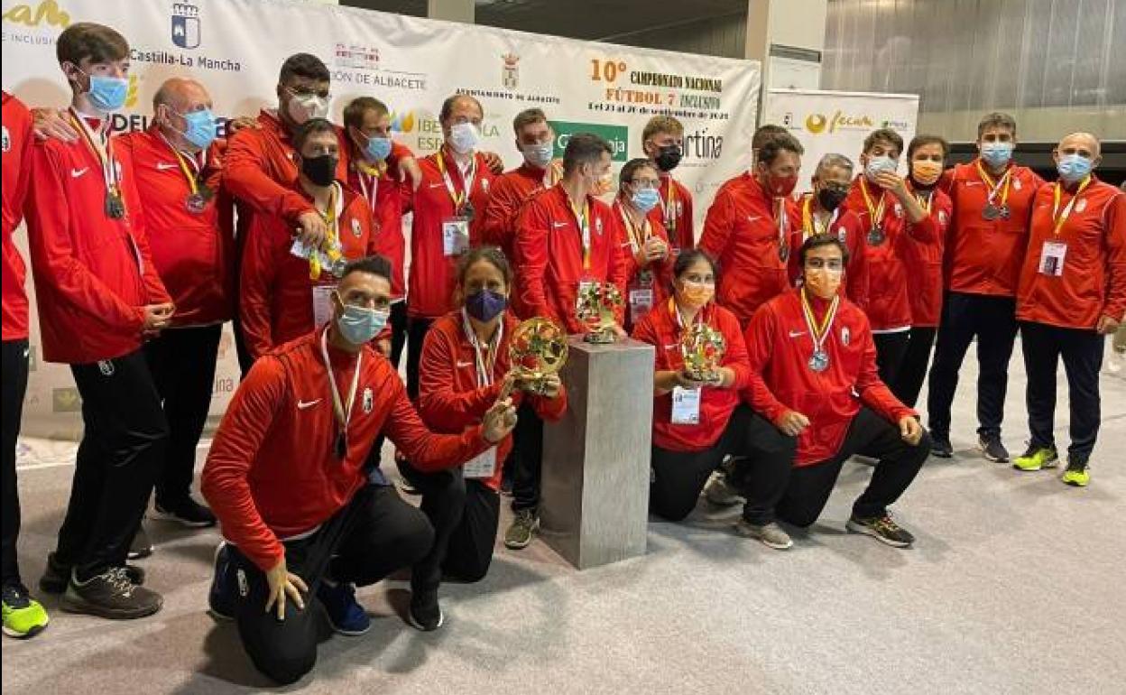 Integrantes del Granada Geuine, con sus trofeos. 