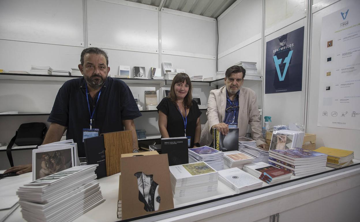 Antonio Caba, Mariana Lozano y Alfonso Salazar, nuevo equipo gestor de la Feria del Libro, ayer en una de las casetas..