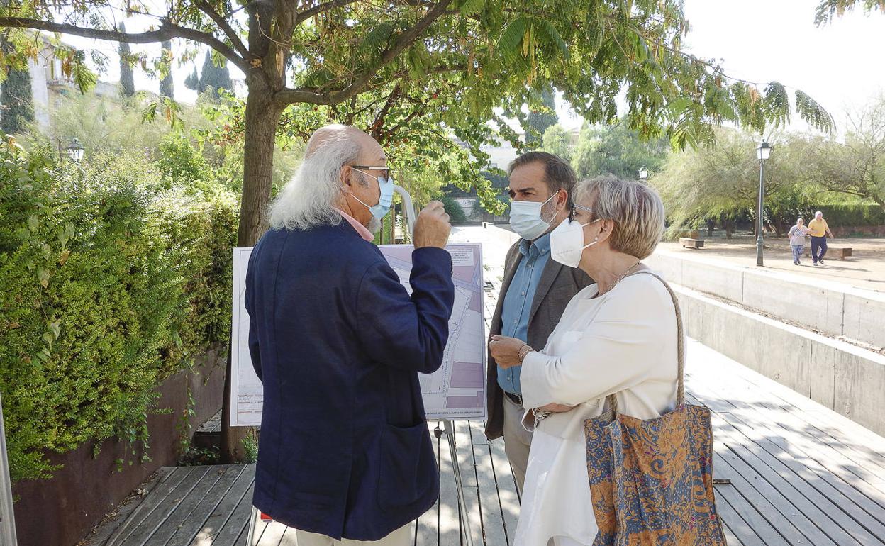 El concejal de Medio Ambiente, Jacobo Calvo, y la presidenta de la Junta de Distrito Centro, María de Leyva, ayer en el parque zen.
