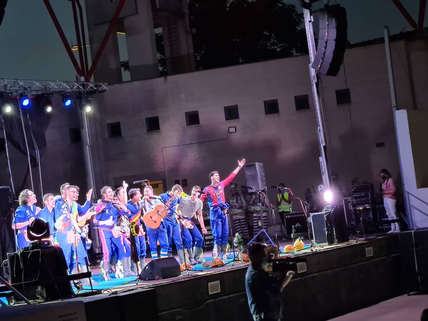 Imagen secundaria 1 - Aspecto del Auditorio y algunos de los grupos participantes. 