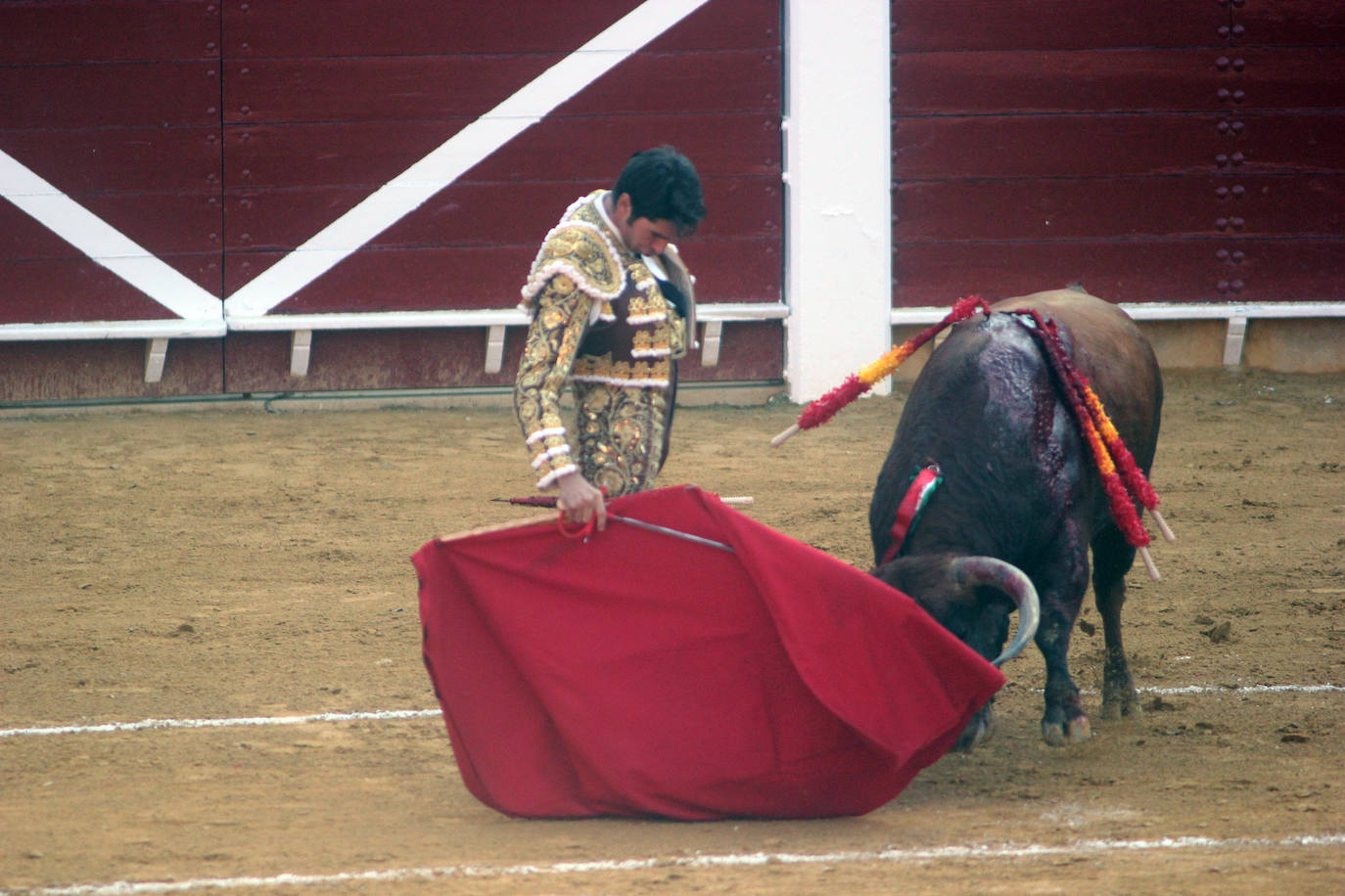 Imagen secundaria 1 - Arriba, Paco Ureña con el primero de su lote; abajo, Cayetano con el que abrió plaza. 