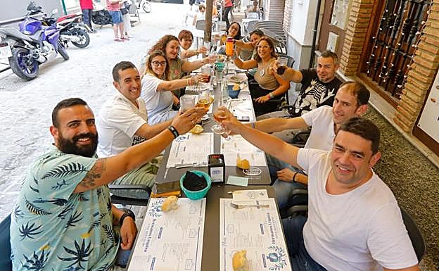 Mesas sin límite de comensales en una terraza de Granada.