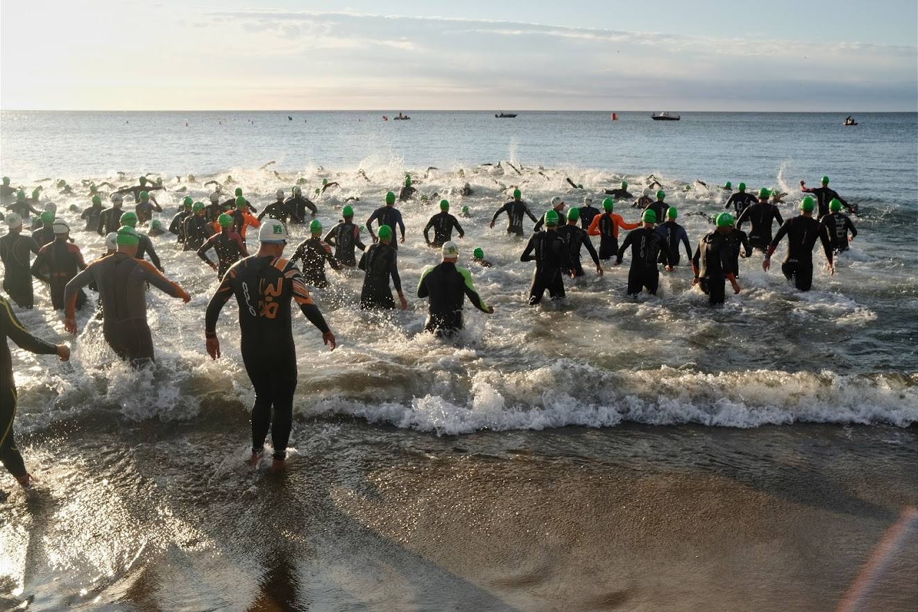 Los triatletas se adentran en las aguas almerienses al inicio de la prueba.
