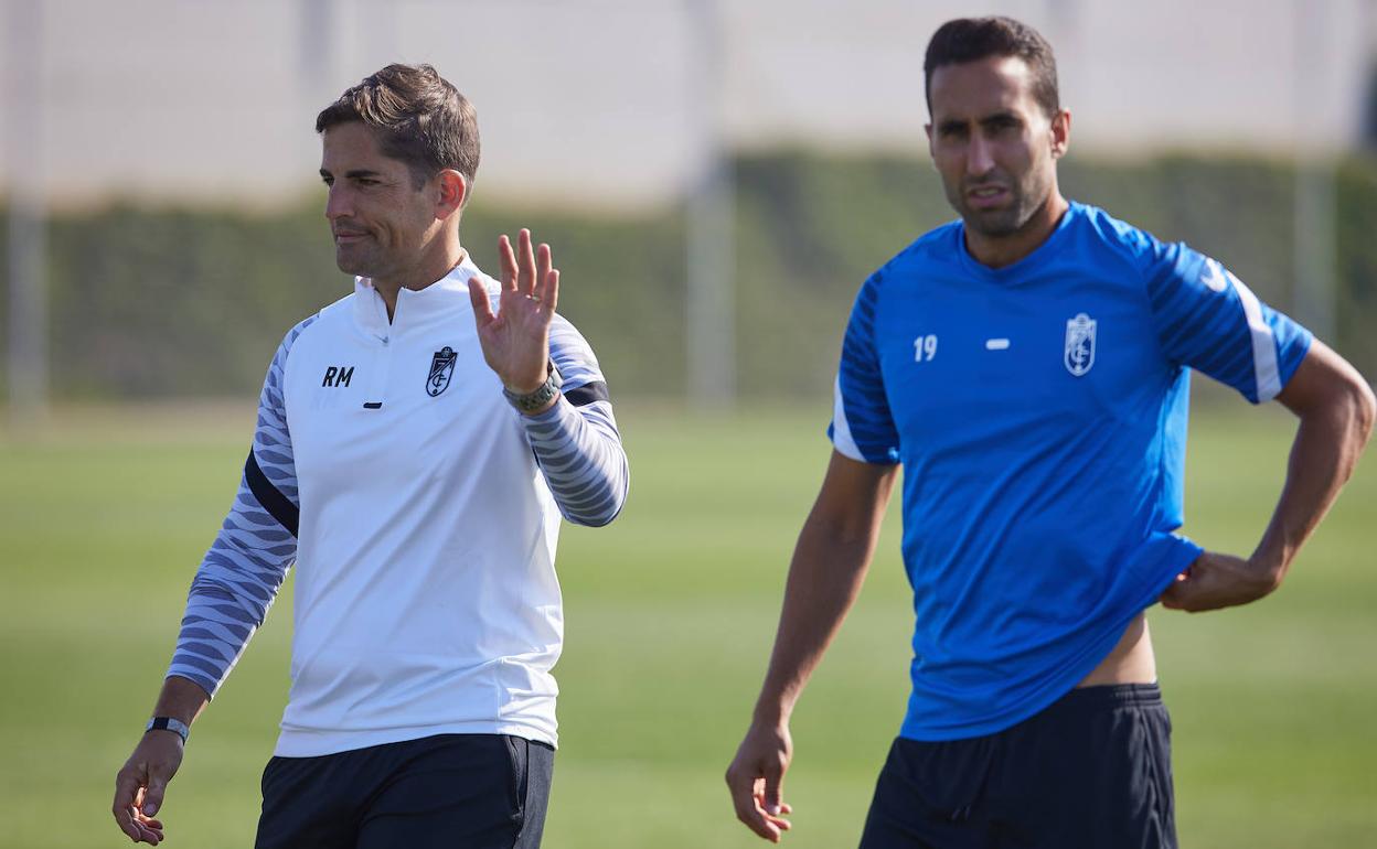 Robert Moreno saluda al llegar al entrenamiento junto a Ángel Montoro. 