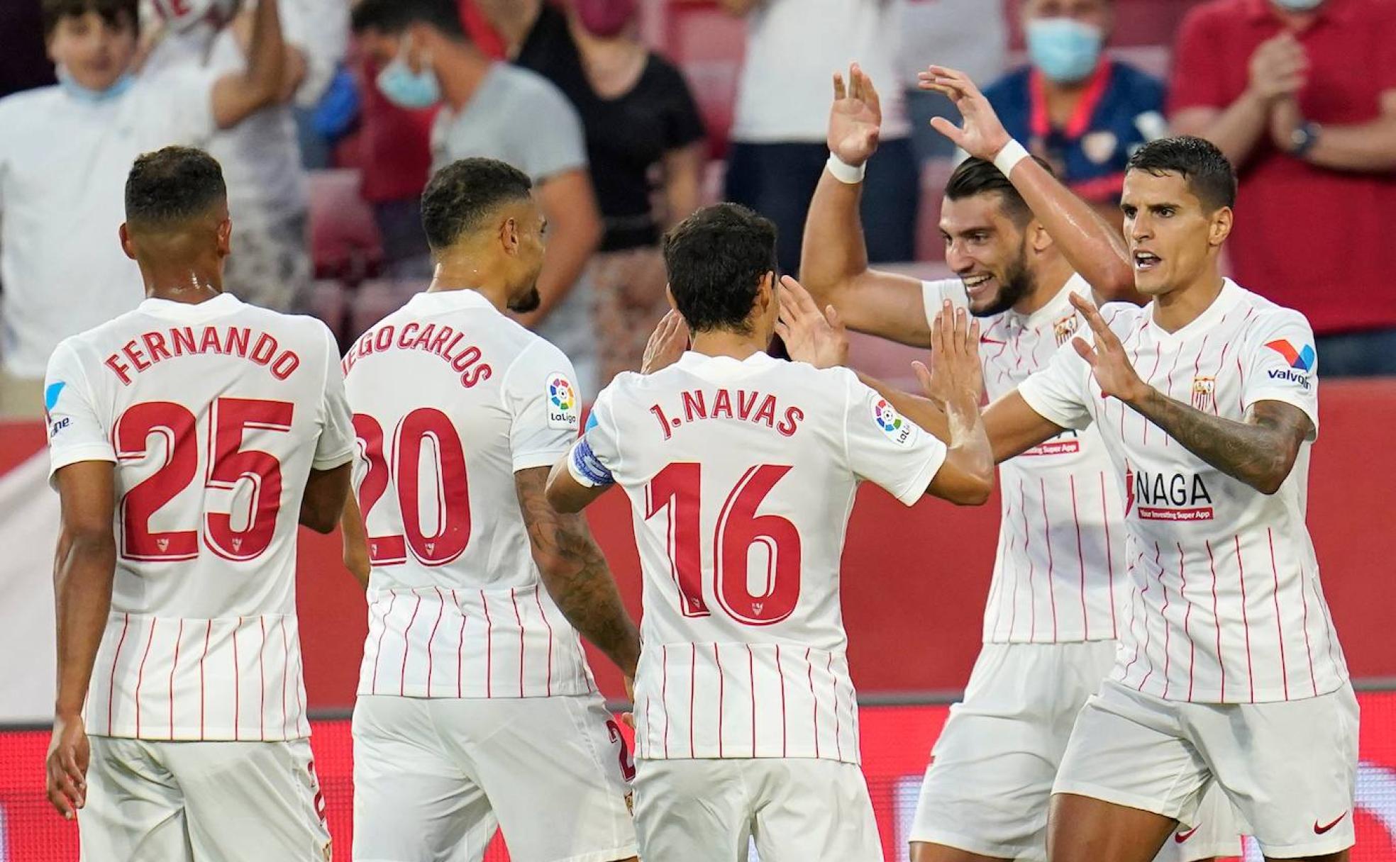 Los sevillistas celebran una diana de Rafa Mir. 