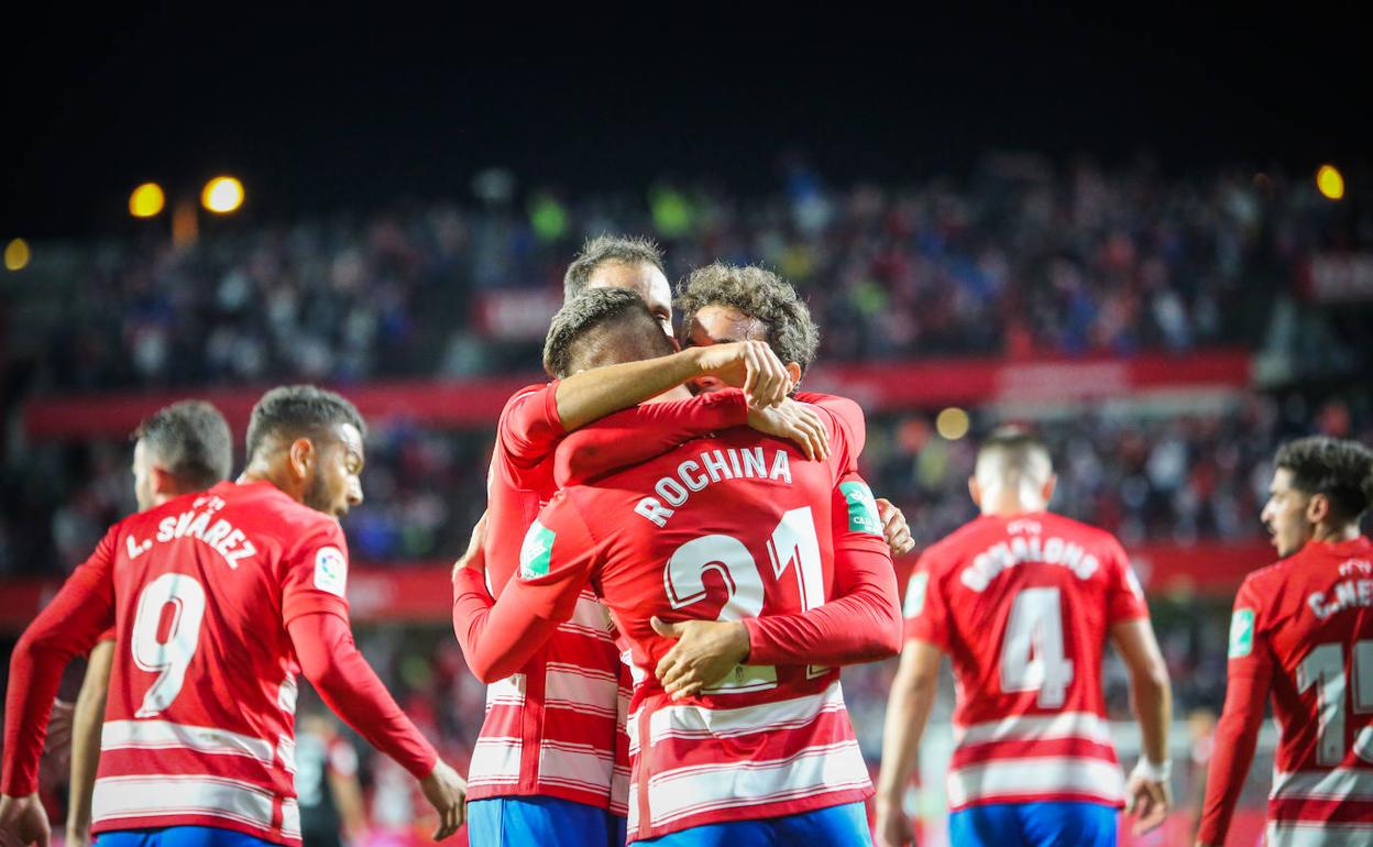 Milla y Víctor Díaz arropan al '21' tras su demoledor zurdazo. 