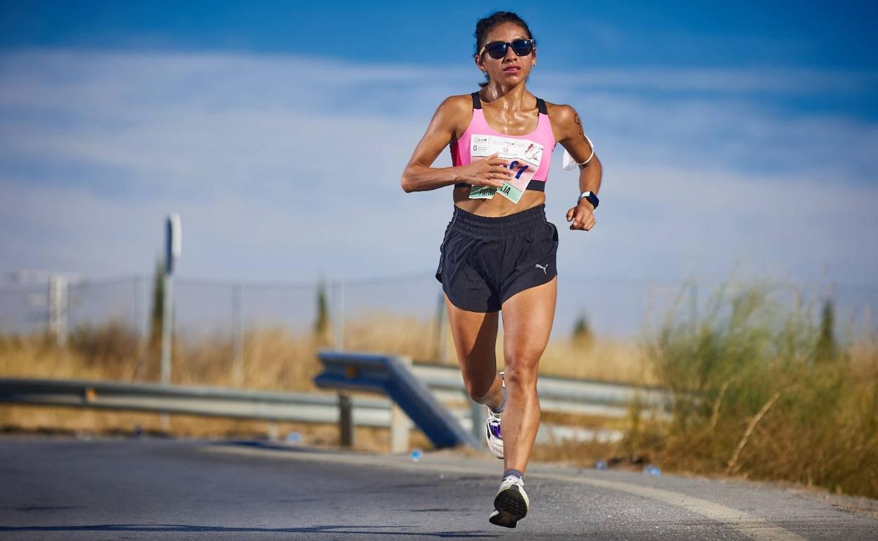 Una corredora acelera tras una curva en el Gran Premio de Albolote. 
