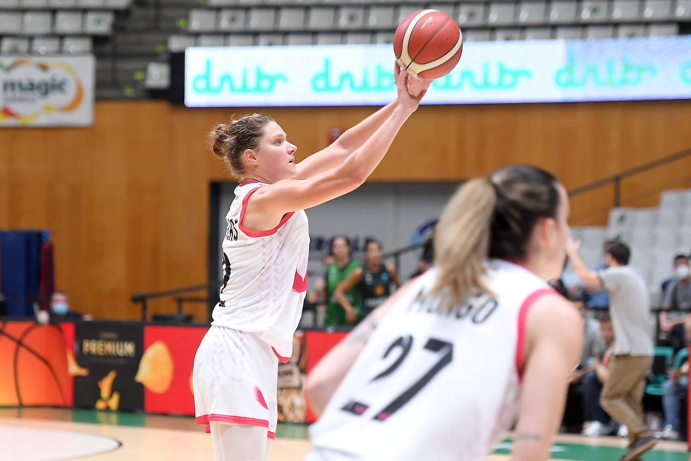 Helen Nauwelaers lanza a canasta 