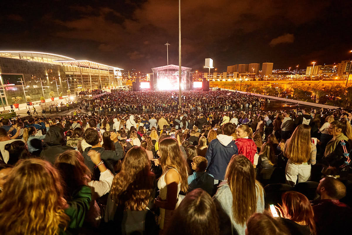 El concierto tuvo lugar en el aparcamiento exterior del Centro Comercial Nevada Shopping.
