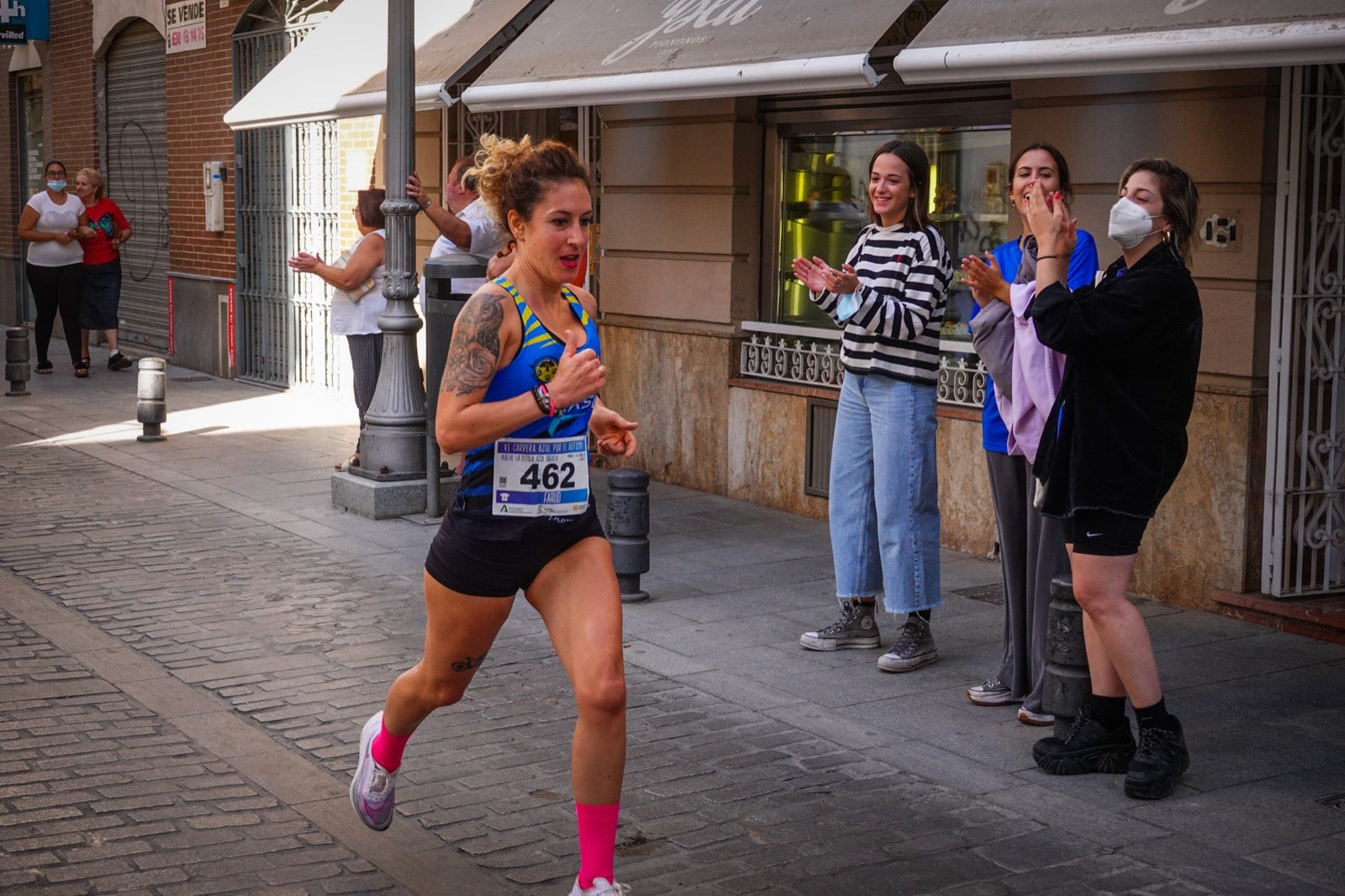 Mil personas participaron en la Carrera Azul por el autismo, con camisetas azules. 