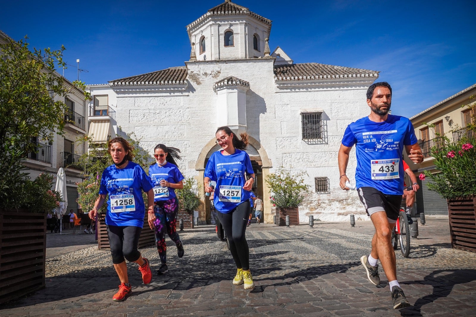 Mil personas participaron en la Carrera Azul por el autismo, con camisetas azules. 
