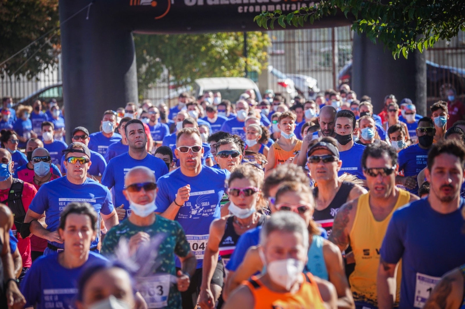 Mil personas participaron en la Carrera Azul por el autismo, con camisetas azules. 