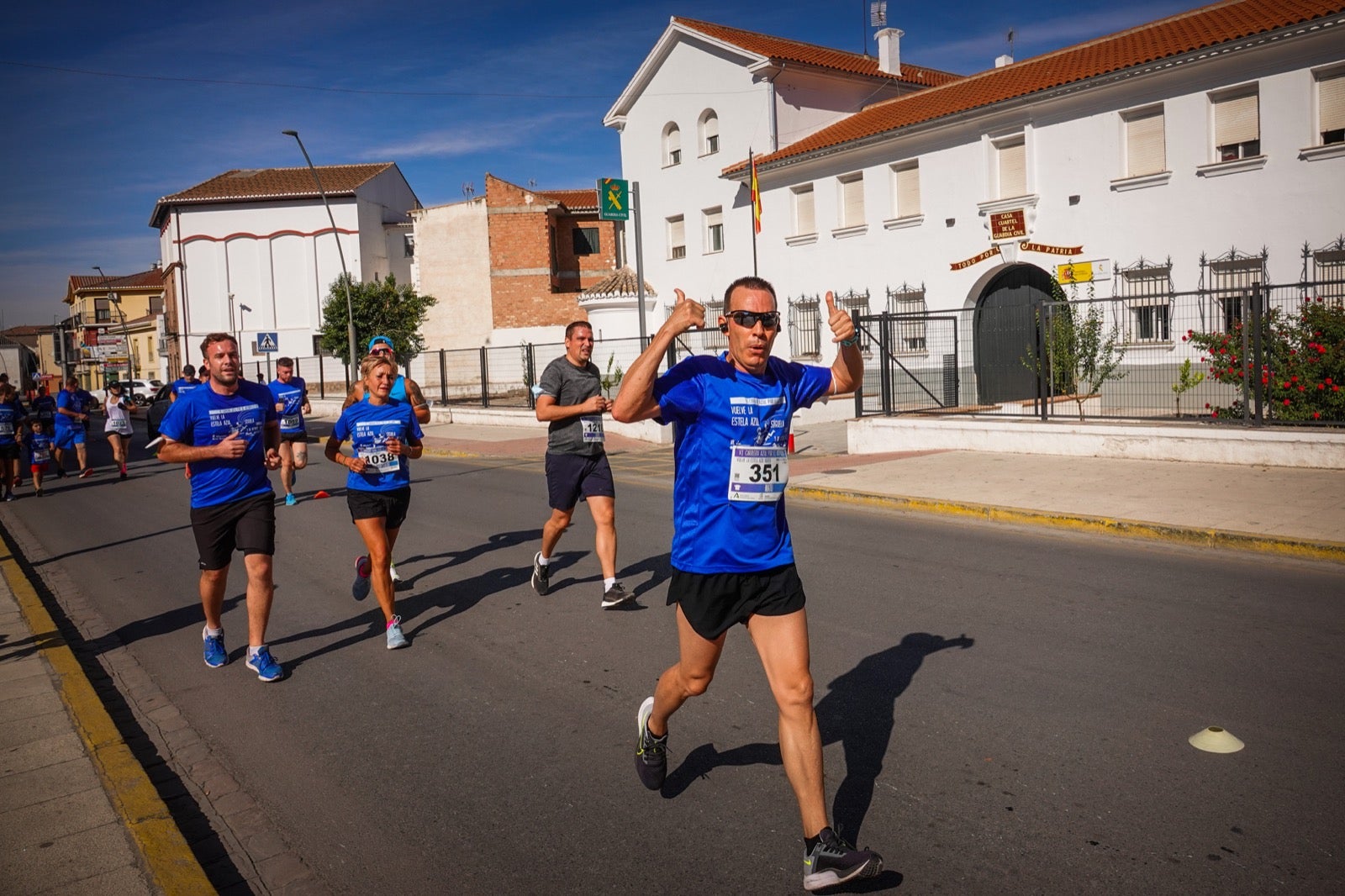 Mil personas participaron en la Carrera Azul por el autismo, con camisetas azules. 