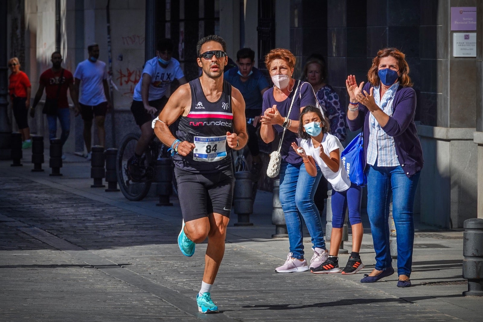Mil personas participaron en la Carrera Azul por el autismo, con camisetas azules. 