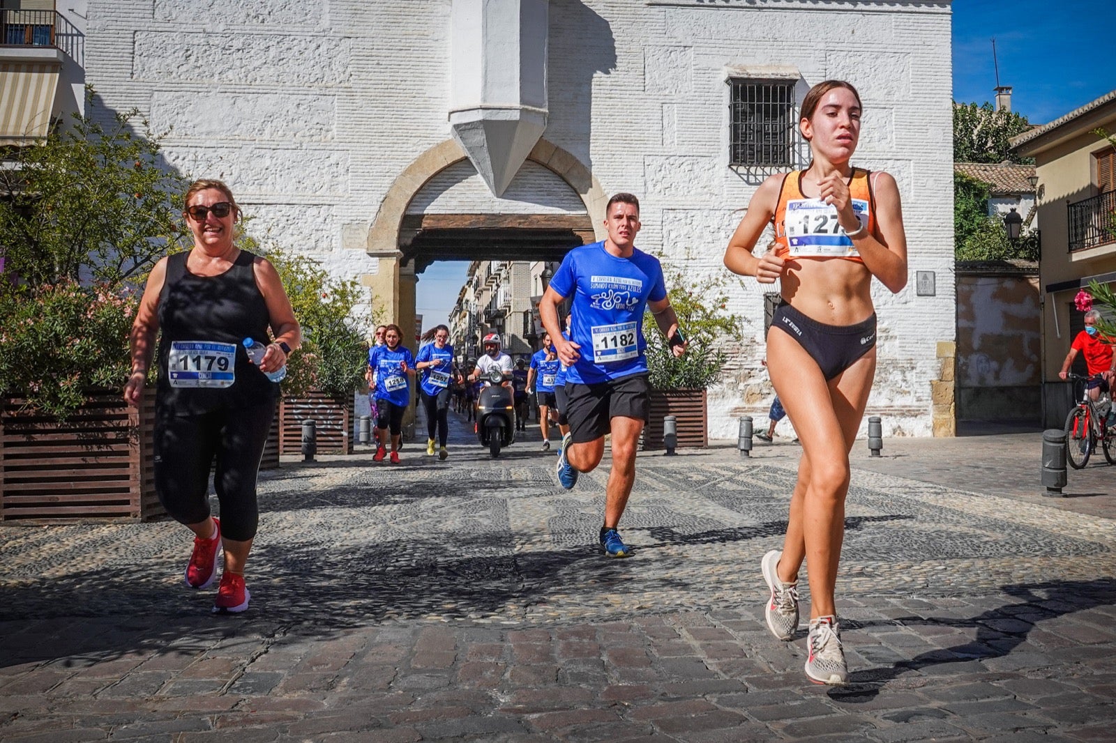 Mil personas participaron en la Carrera Azul por el autismo, con camisetas azules. 