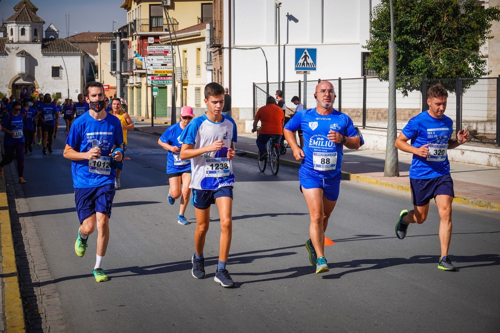 Mil personas participaron en la Carrera Azul por el autismo, con camisetas azules. 