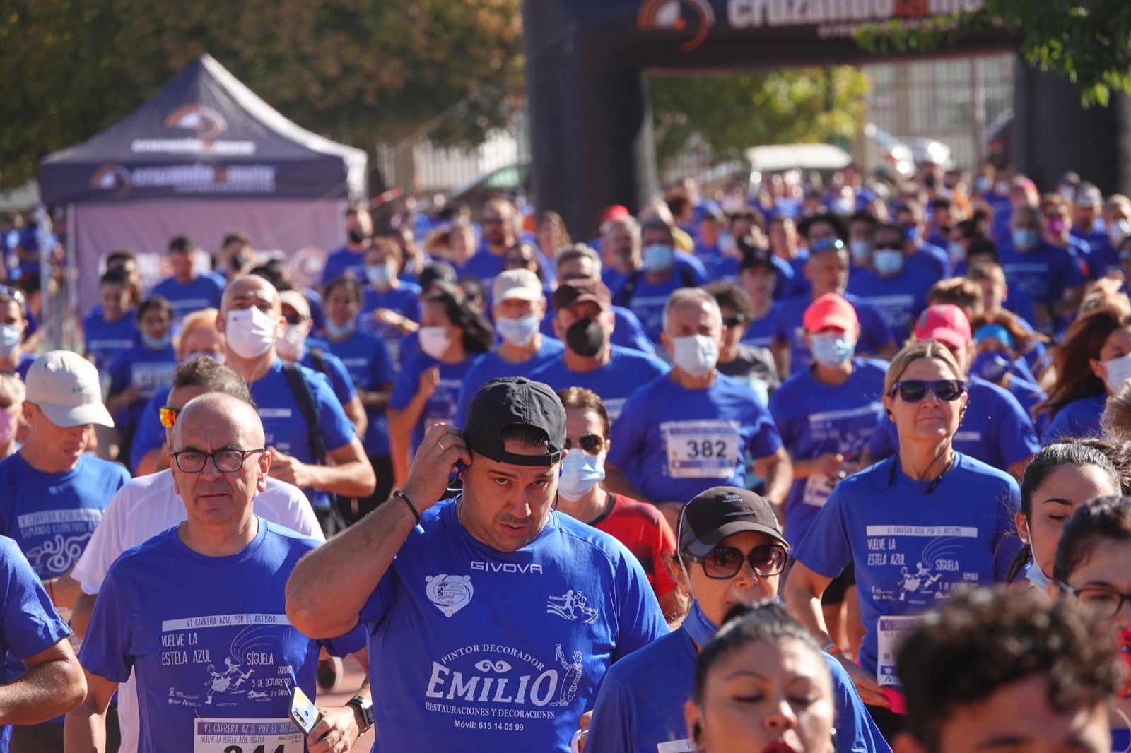 Mil personas participaron en la Carrera Azul por el autismo, con camisetas azules. 