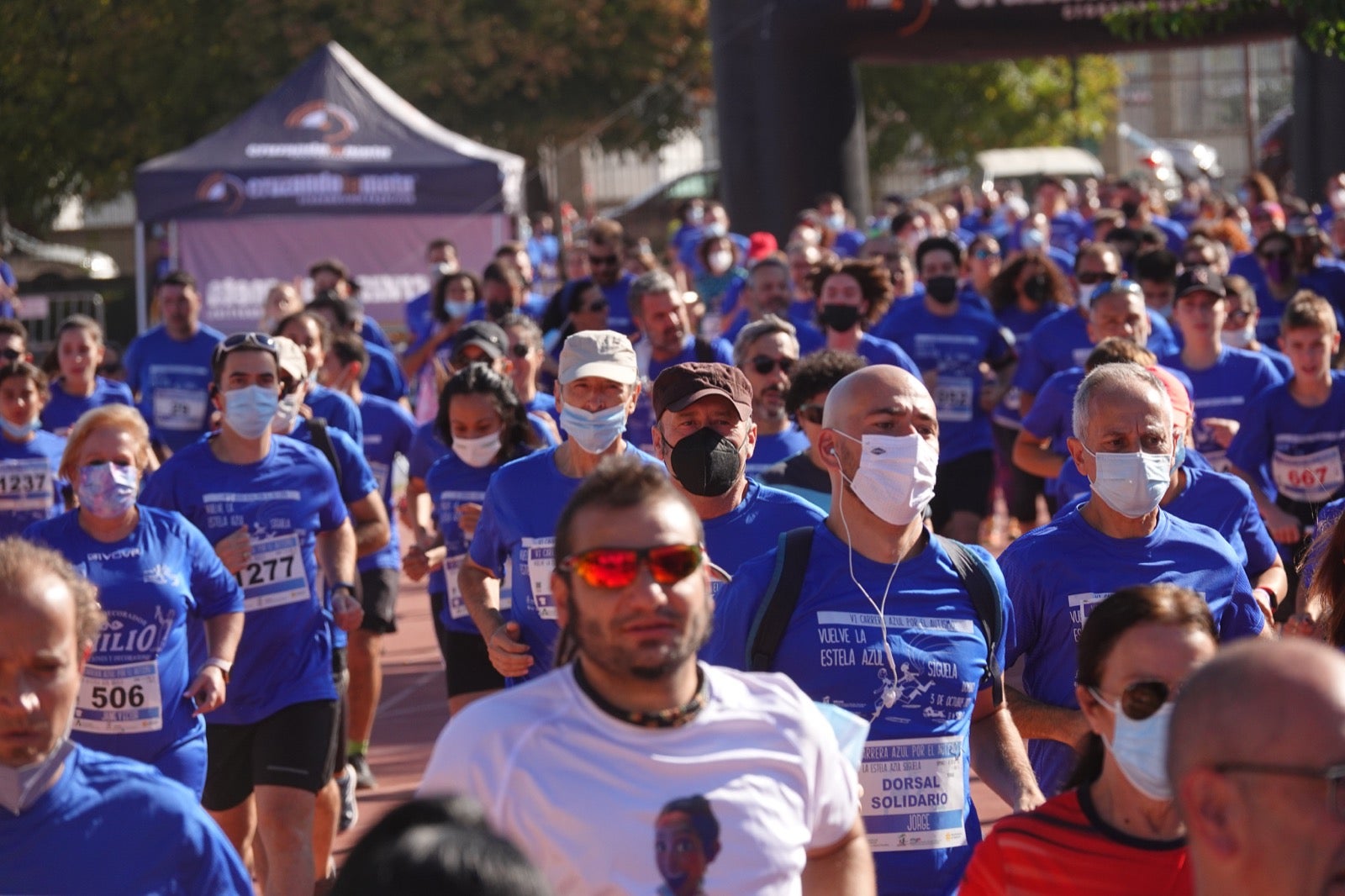 Mil personas participaron en la Carrera Azul por el autismo, con camisetas azules. 