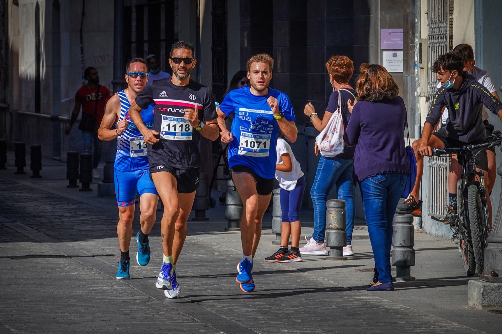 Mil personas participaron en la Carrera Azul por el autismo, con camisetas azules. 