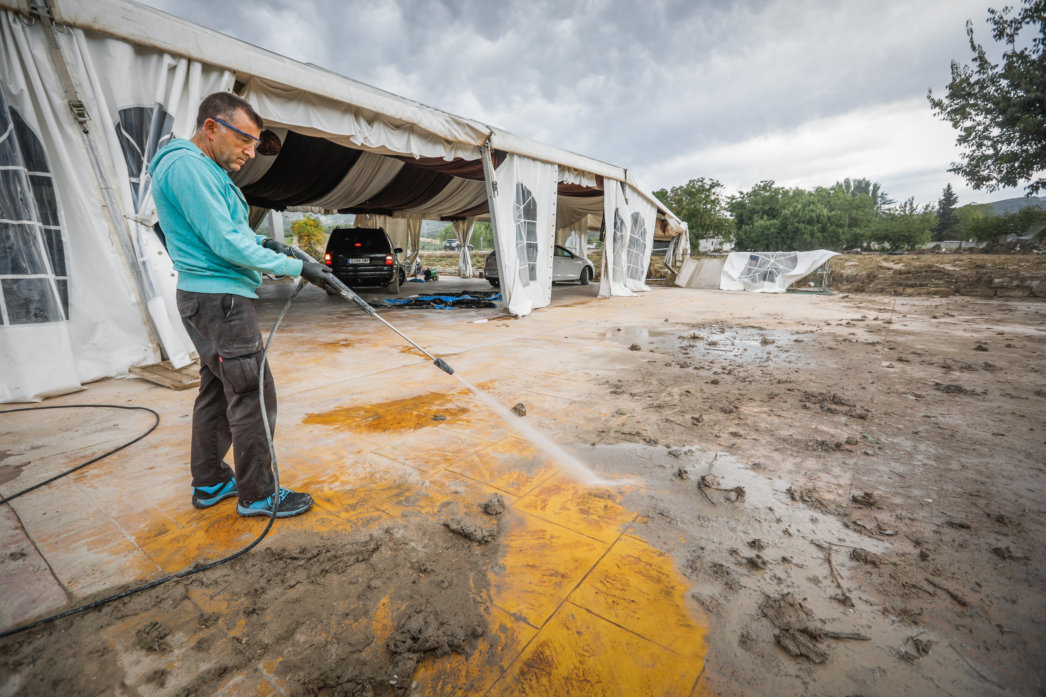 Alomartes y Montefrío siguen adelante a pesar de la tromba de agua que anegó negocios, viviendas y demás instalaciones.