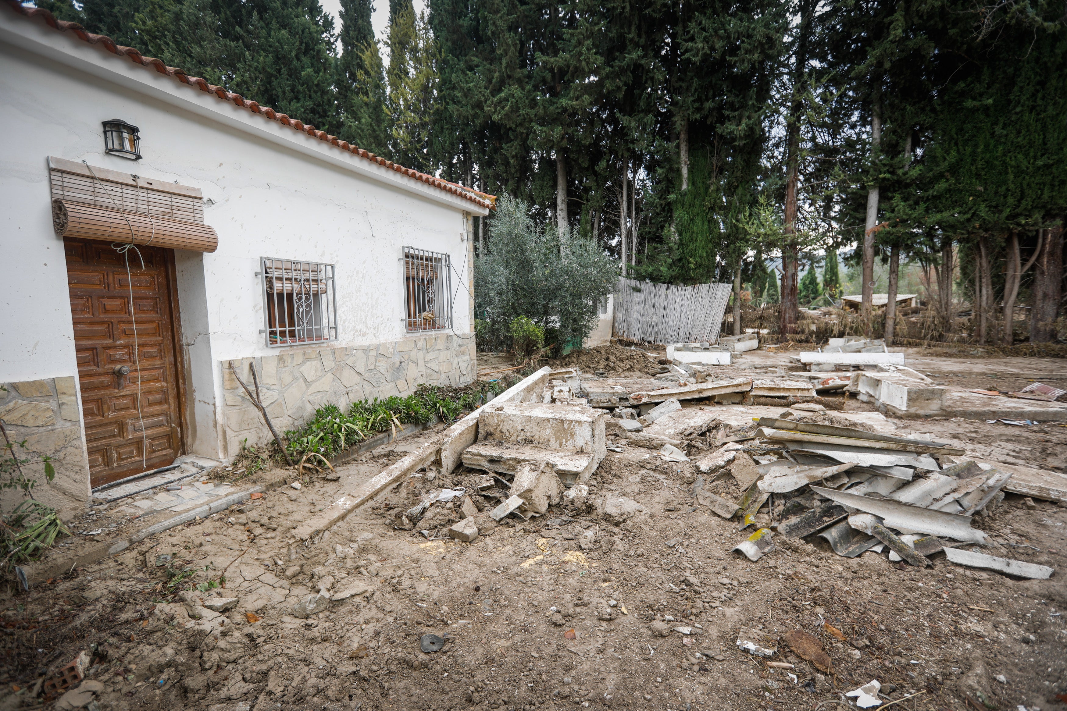 Alomartes y Montefrío siguen adelante a pesar de la tromba de agua que anegó negocios, viviendas y demás instalaciones.
