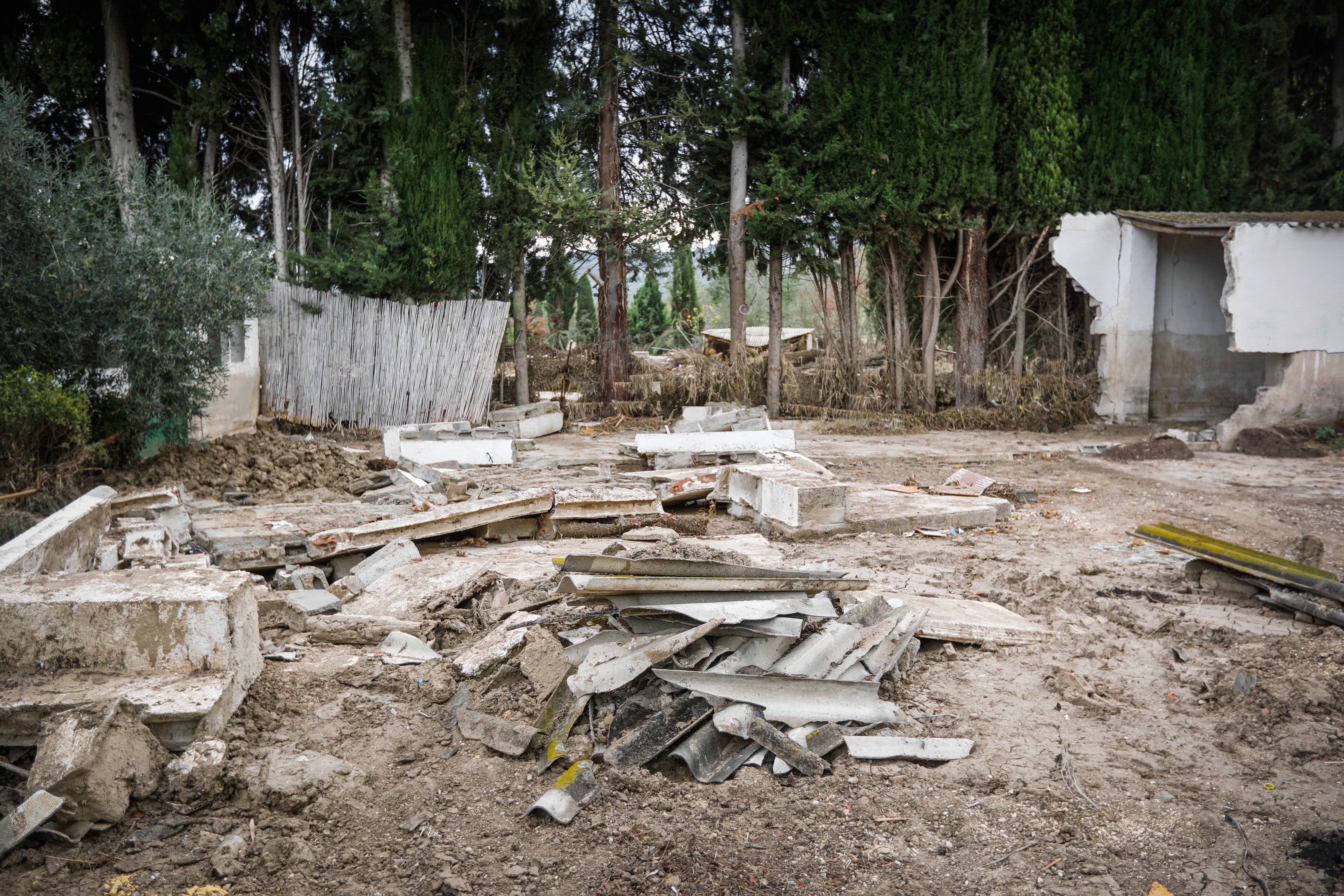 Alomartes y Montefrío siguen adelante a pesar de la tromba de agua que anegó negocios, viviendas y demás instalaciones.