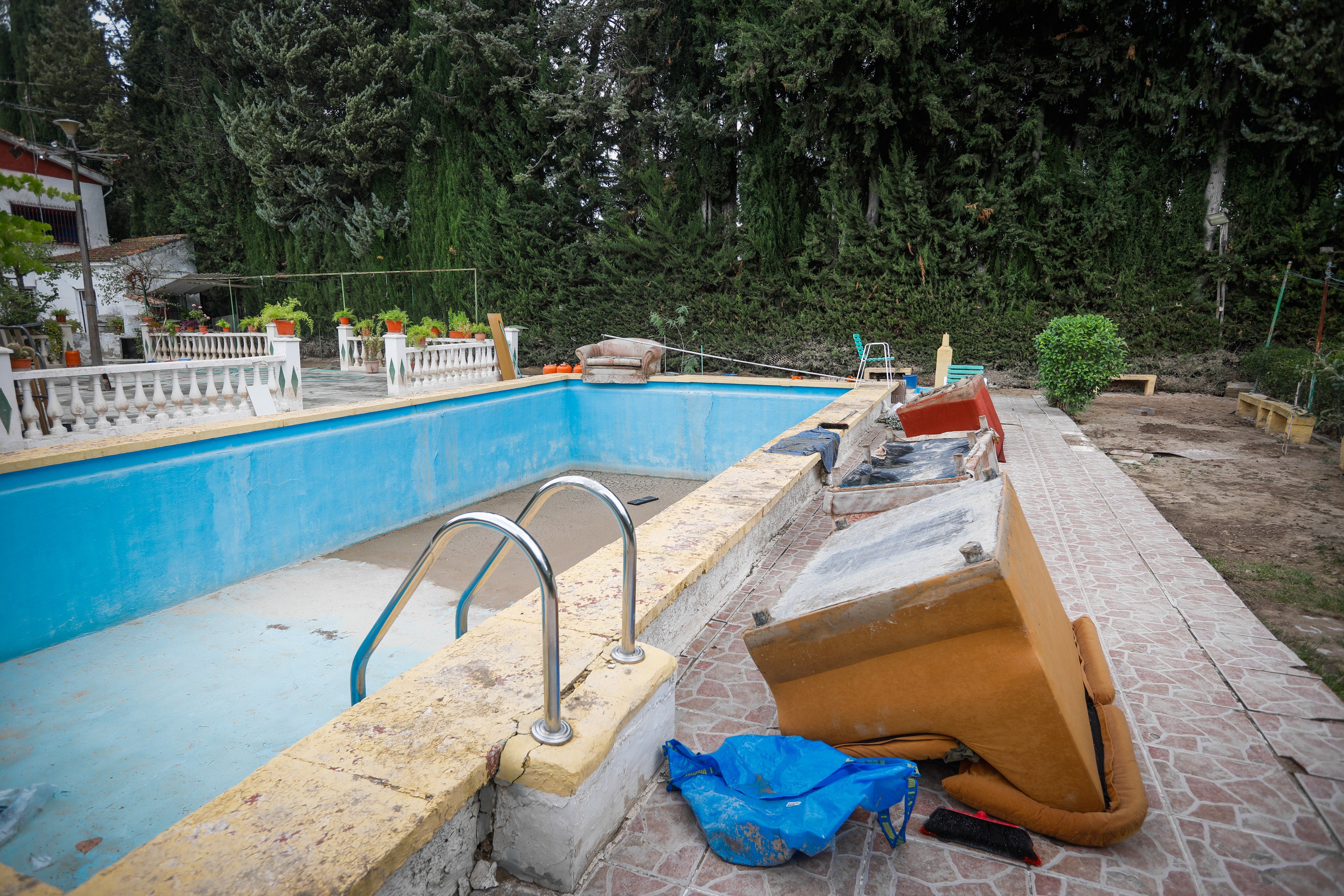 Alomartes y Montefrío siguen adelante a pesar de la tromba de agua que anegó negocios, viviendas y demás instalaciones.