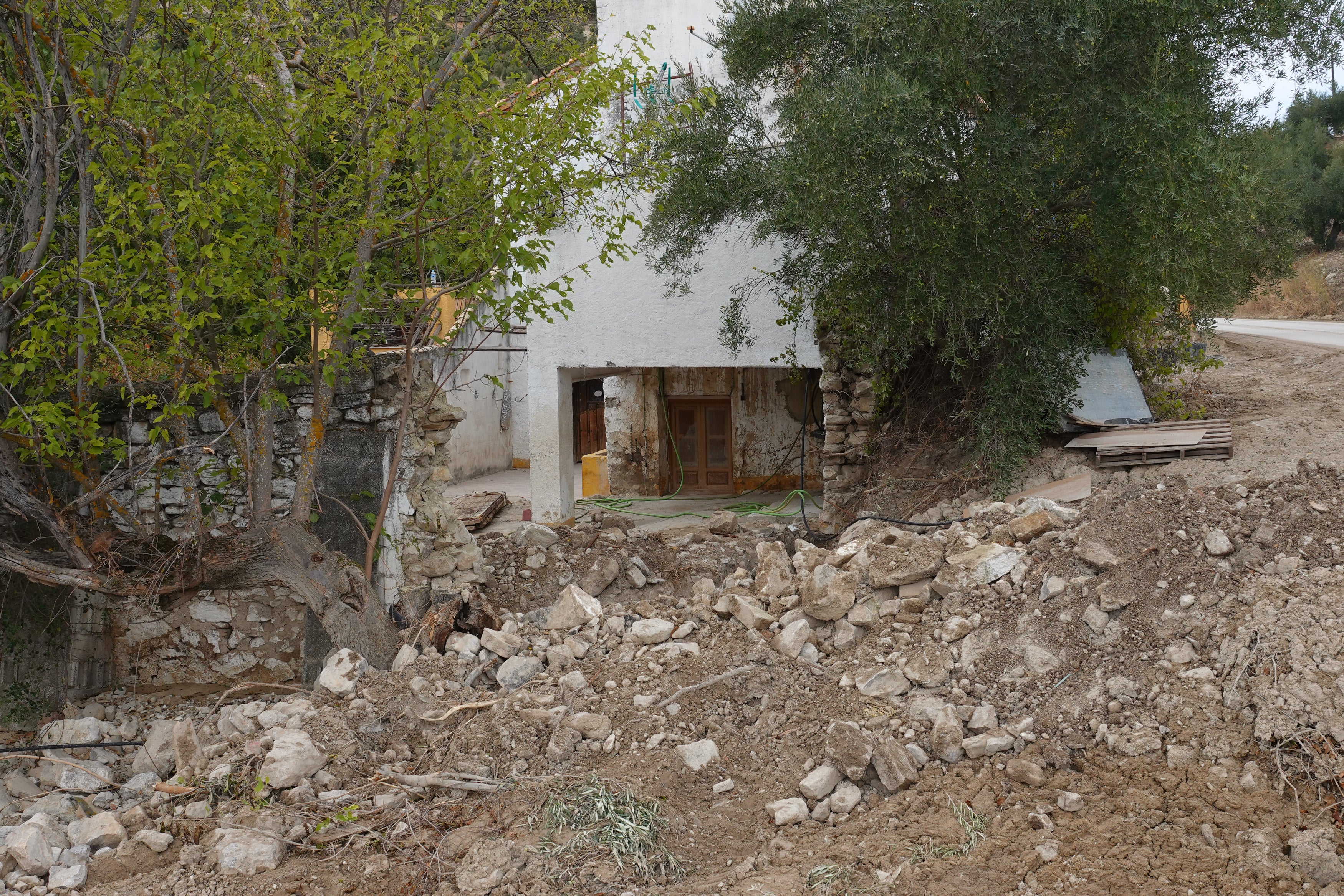 Alomartes y Montefrío siguen adelante a pesar de la tromba de agua que anegó negocios, viviendas y demás instalaciones.