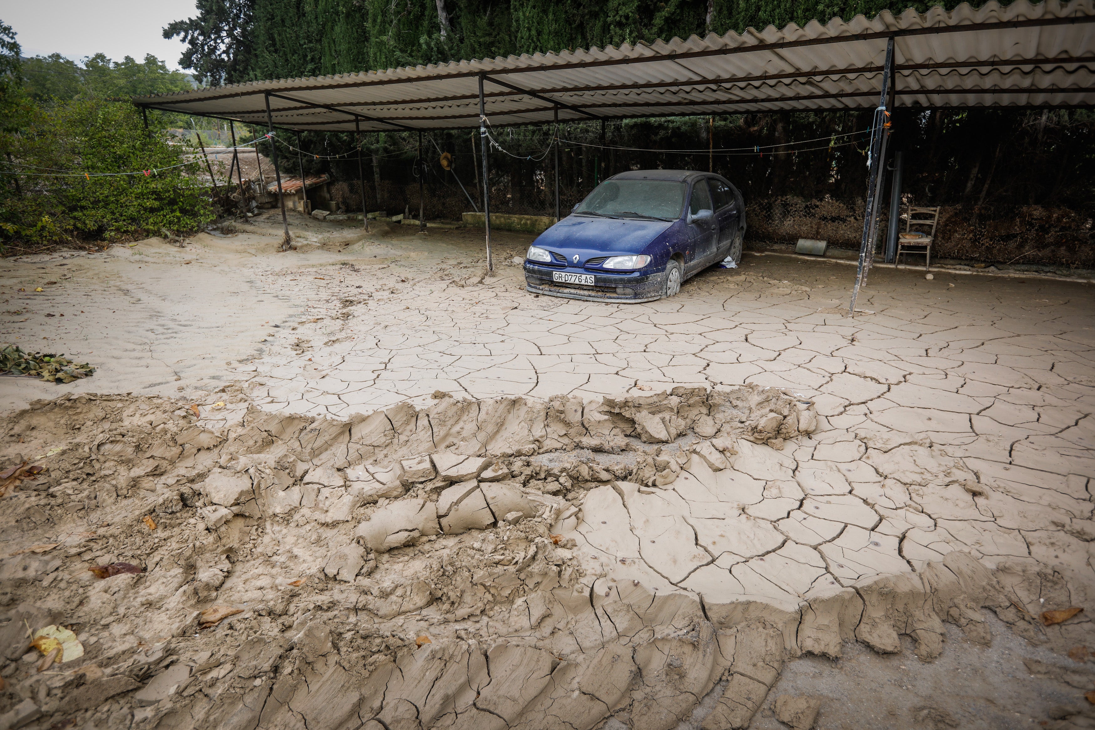 Alomartes y Montefrío siguen adelante a pesar de la tromba de agua que anegó negocios, viviendas y demás instalaciones.